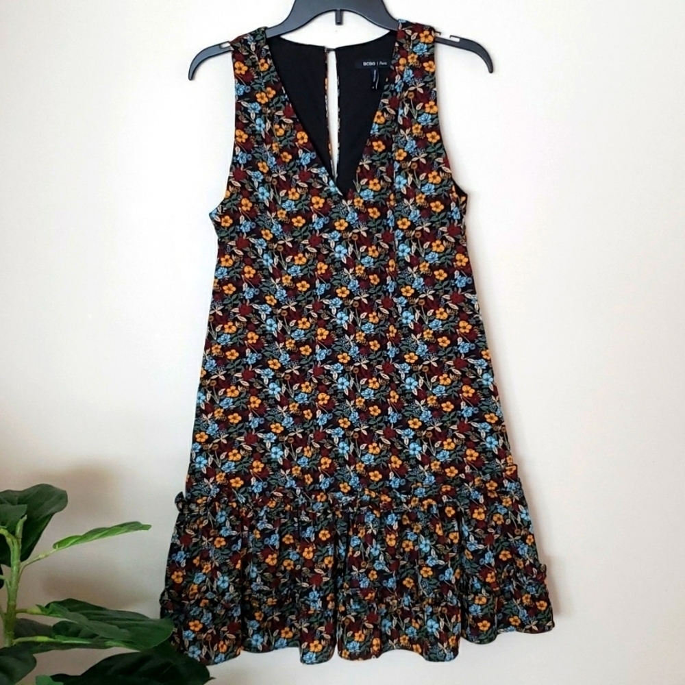 BCBG Paris dark floral sleeveless ruffle hem dress, v neck, keyhole back, size M